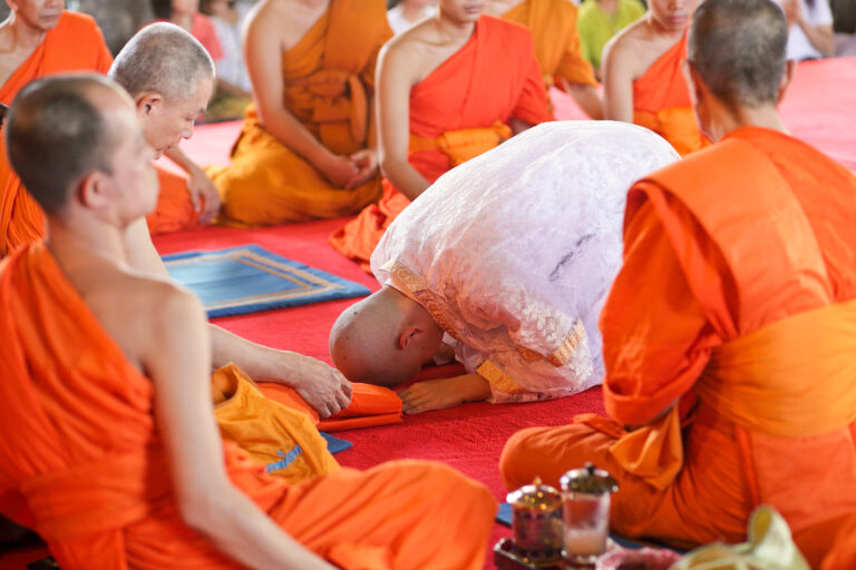 รูปงานบวช นาคกับก้มกราบพระอุปัชฌาย์
